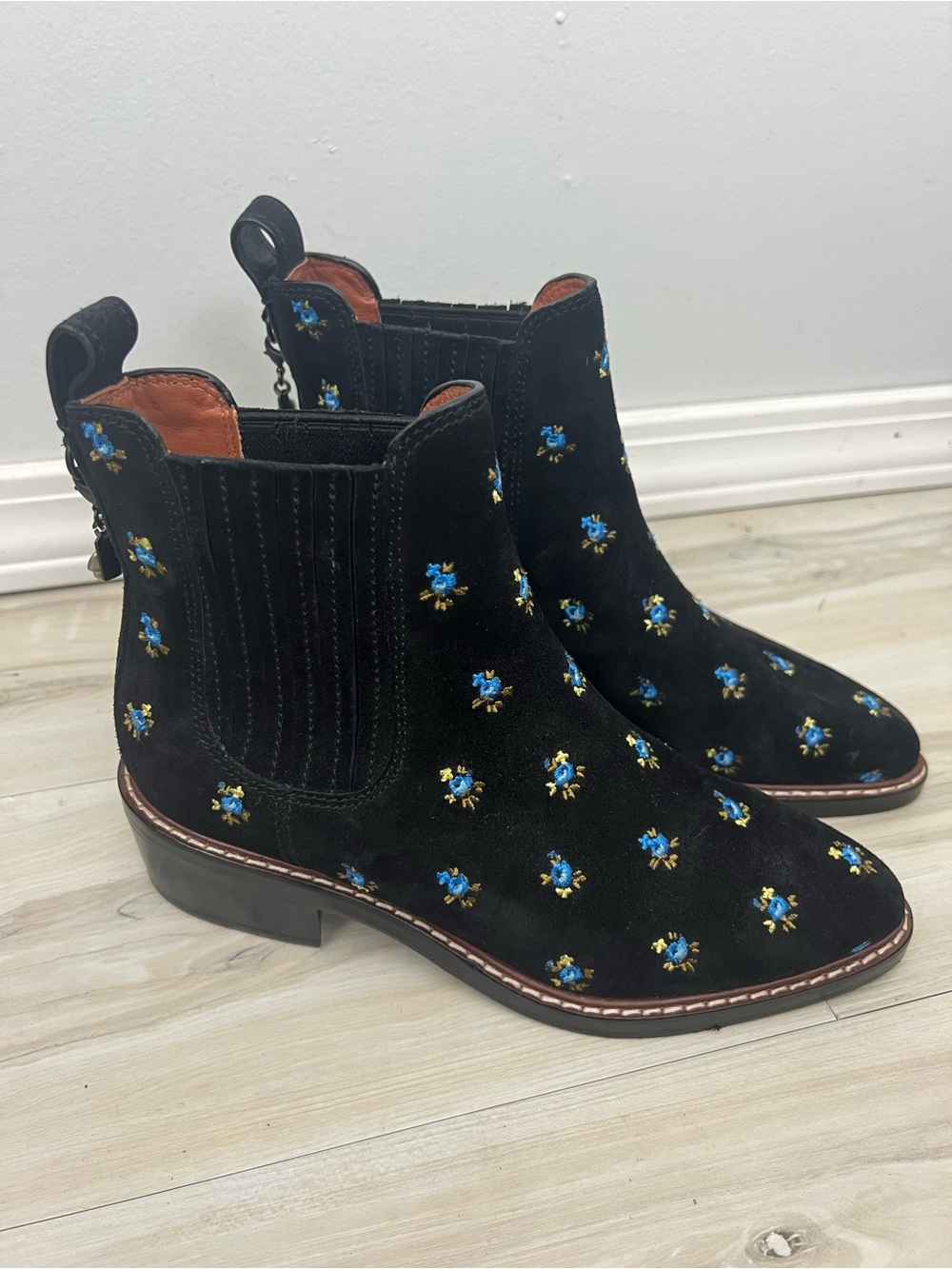 Coach NWOT Bowery Black Suede Floral Embroidery Chelsea Boots